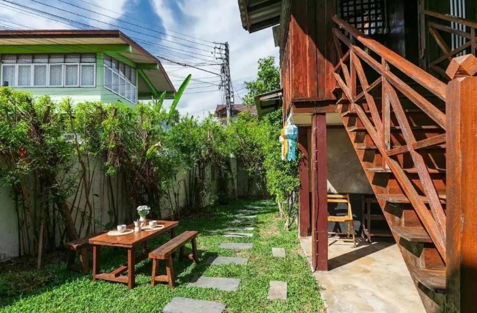 Hostel Nearthepark Backpack House Chiang Mai Zewnętrze zdjęcie