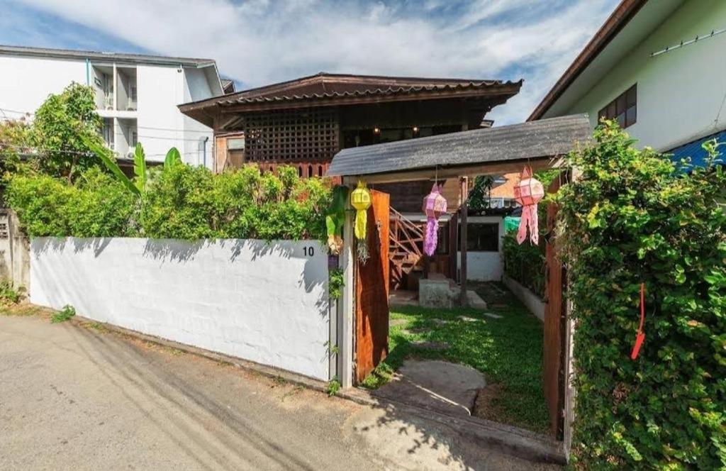 Hostel Nearthepark Backpack House Chiang Mai Zewnętrze zdjęcie