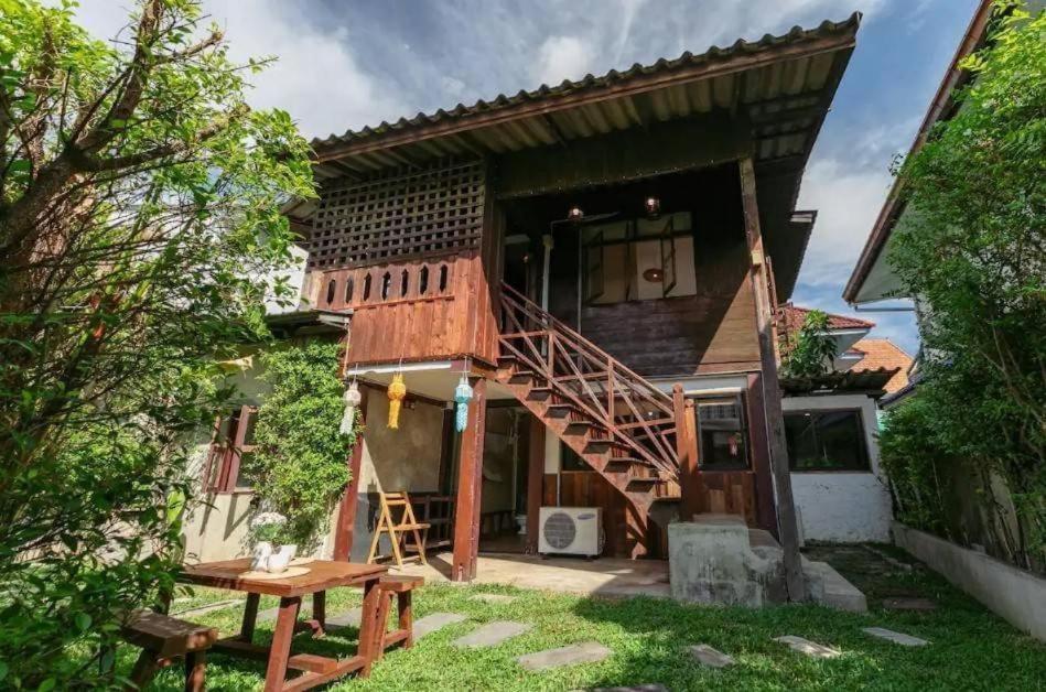 Hostel Nearthepark Backpack House Chiang Mai Zewnętrze zdjęcie